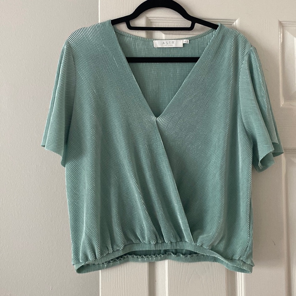 ASTR the label flutter sleeve crop top